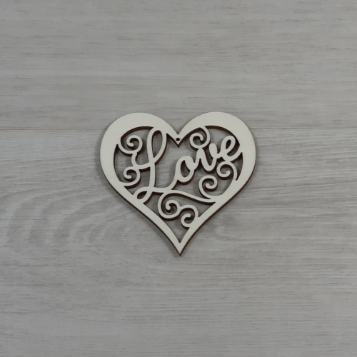 Áttört díszes szív 'Love' felirattal - 8cm, natúr